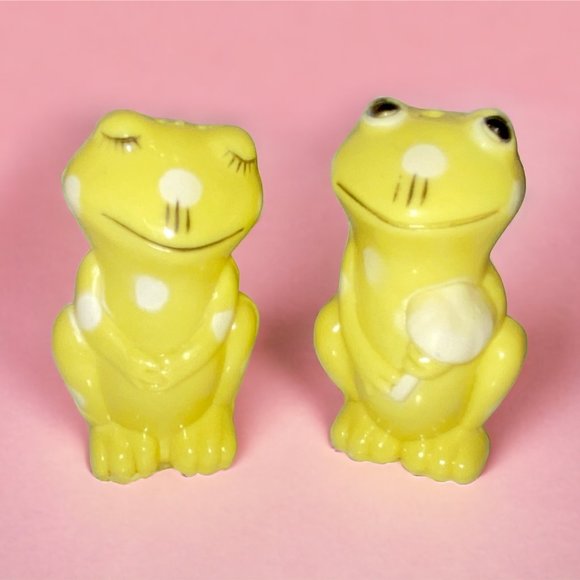 Plastic Yellow Frogs Salt and Pepper Shakers Kitsch Vintage 1950s Collectible - Picture 1 of 4